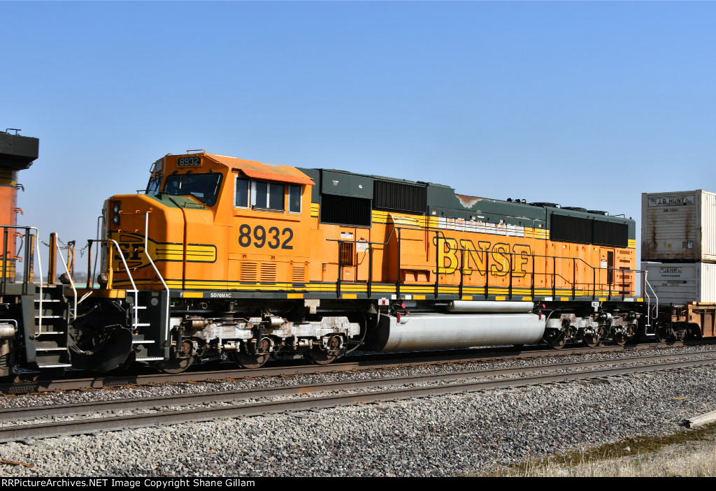 BNSF 8932 Roster shot.